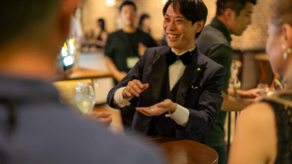 テーブルアラウンド ｜ 会場を回遊する体験型ショー