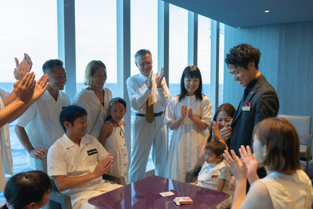 テーブルアラウンドの画像